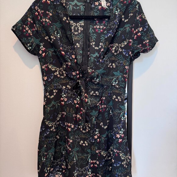Cute tie front dress but with shorts! - Picture 1 of 5